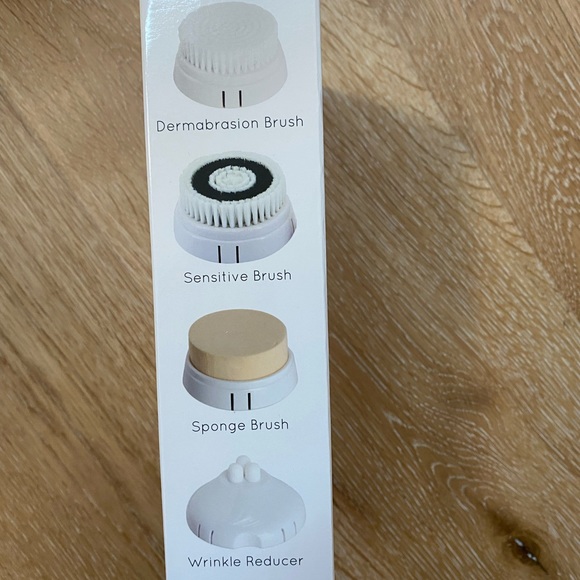 CLEANSING BRUSH - Picture 4 of 4